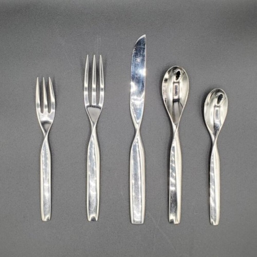 1  5 PIECE PLACE SETTING SASAKI WAYNE BENNETT DOUBLE HELIX